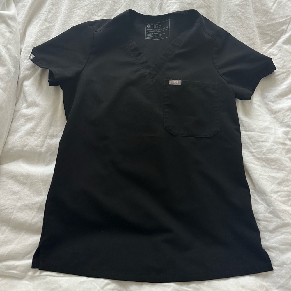 FIGS CASMA SCRUB TOP IN BLACK